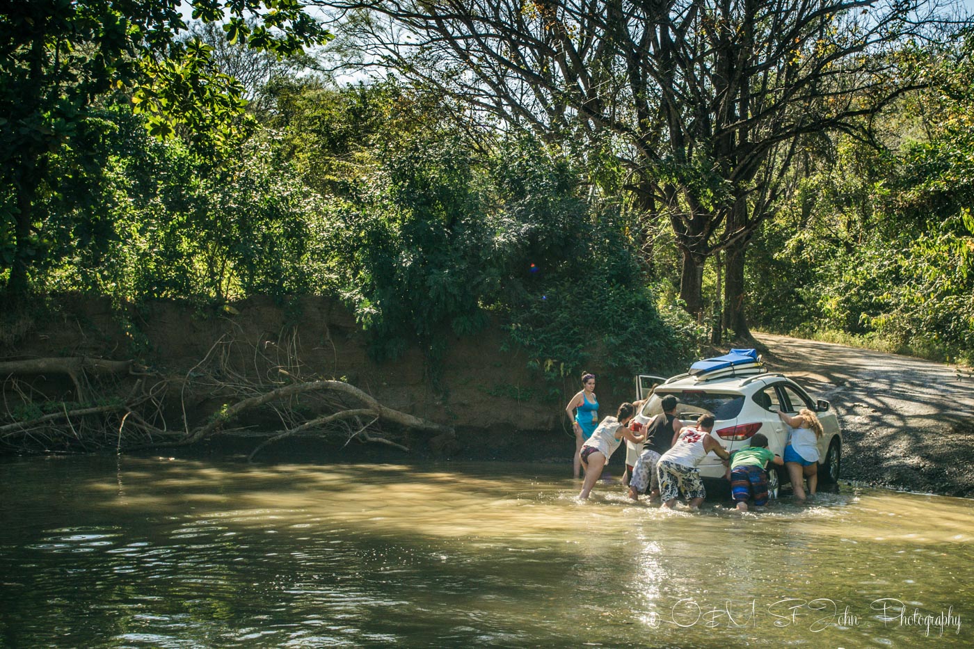 哥斯达黎加的一辆车卡在河里了