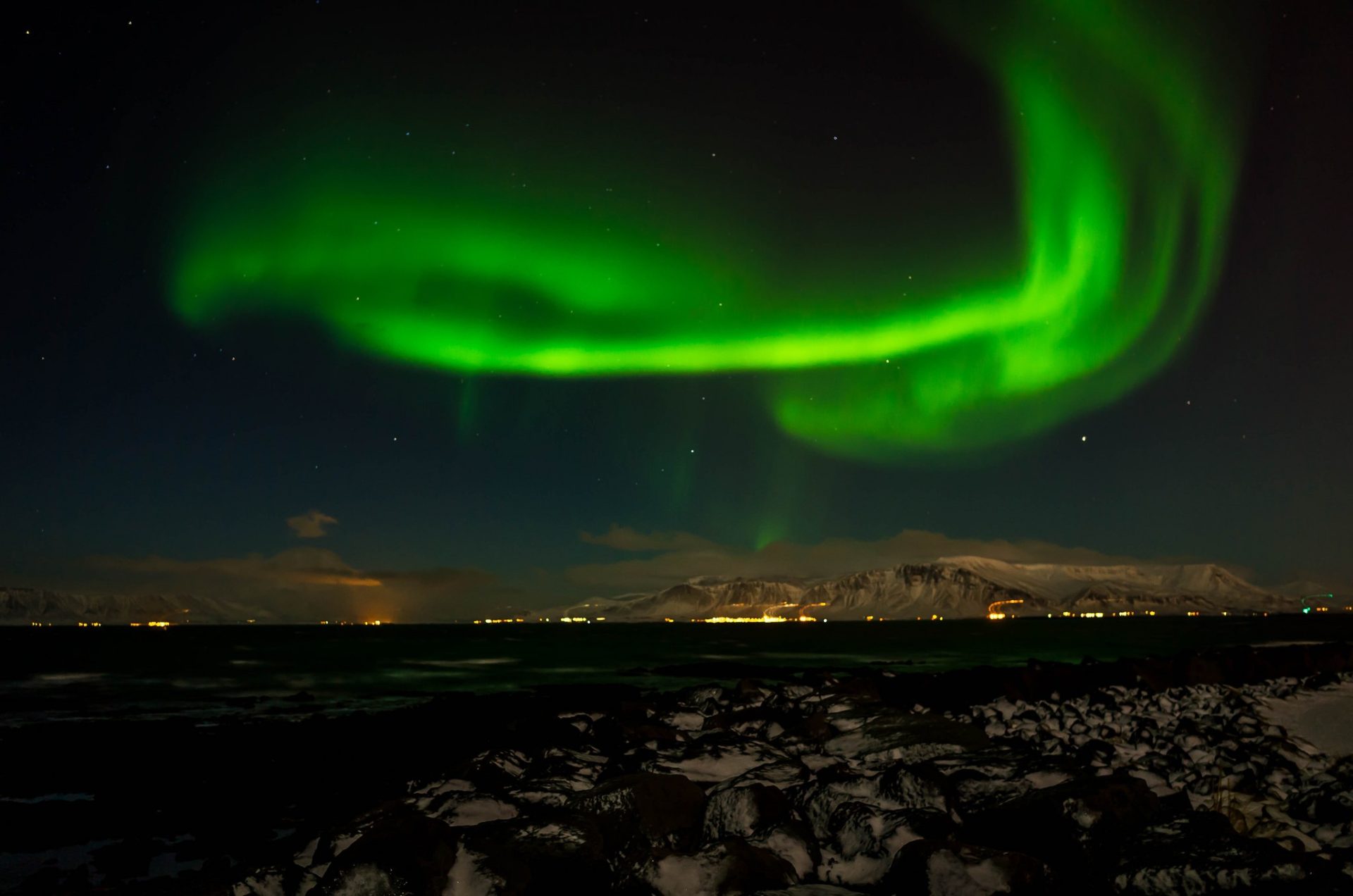 雷克雅未克上空的北极光。Photo by Serge via Flickr CC，愿望清单的想法
