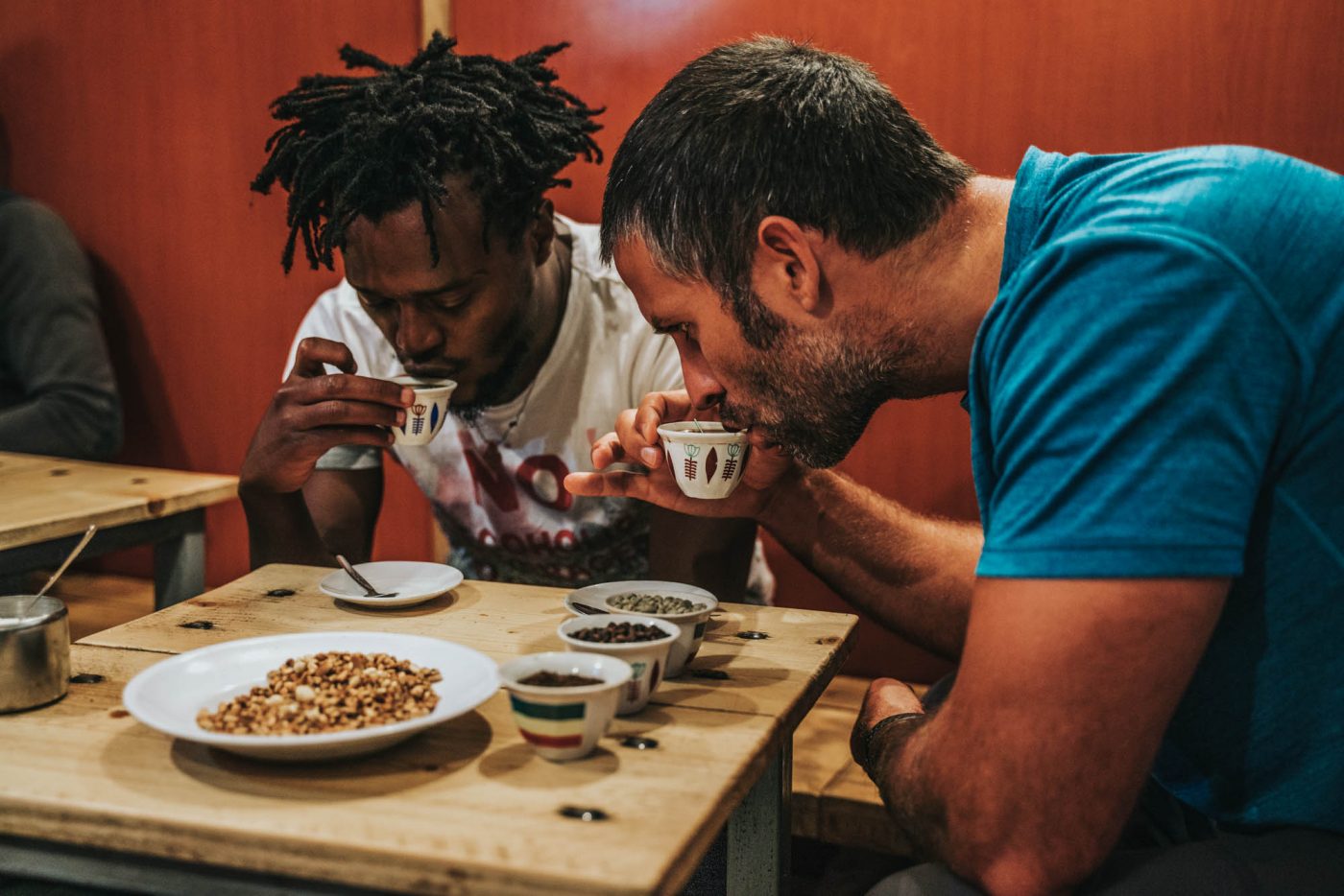 我们的Go Addis Tours导游在亚的斯亚贝巴教Max喝咖啡的艺术