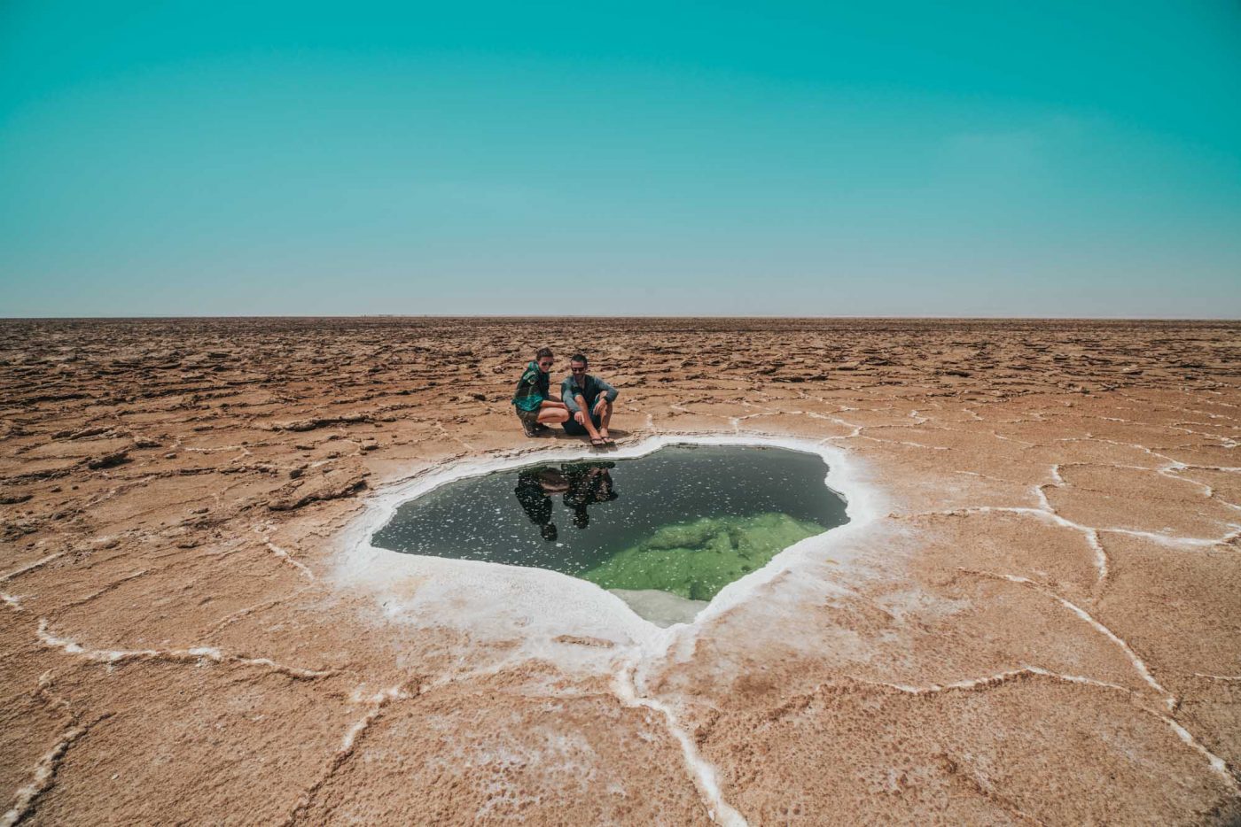 欣赏位于达纳基尔洼地达洛尔地区干旱景观中的一个小盐湖