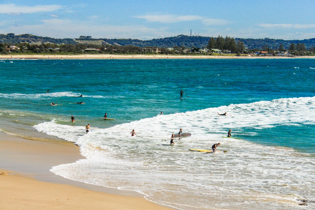冲浪者挤满了新南威尔士州拜伦湾的海滩