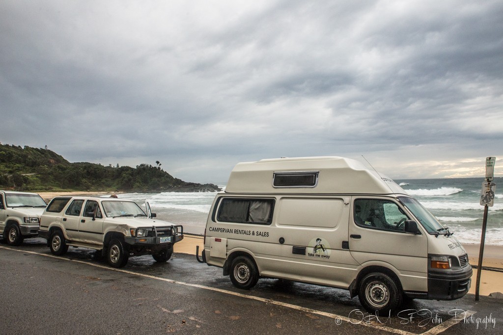 露营车排在新南威尔士州麦夸里港的弗林海滩