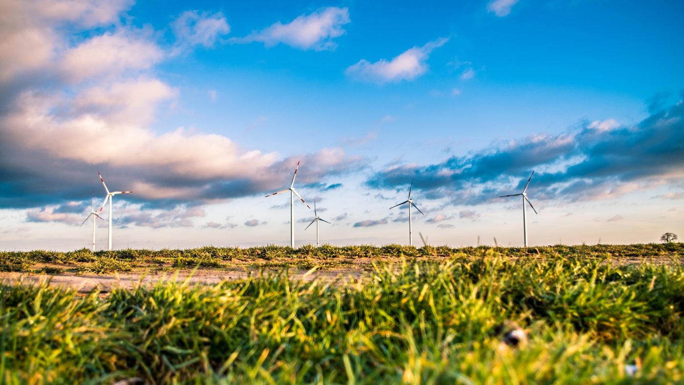 碳抵消计划- https://pixabay.com/photos/wind-farm-energy-green-sustainable-1209335/