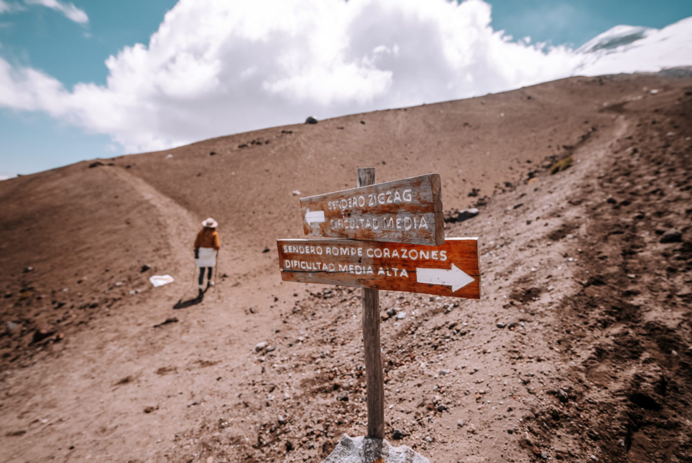 厄瓜多尔科多帕希火山上的徒步小径