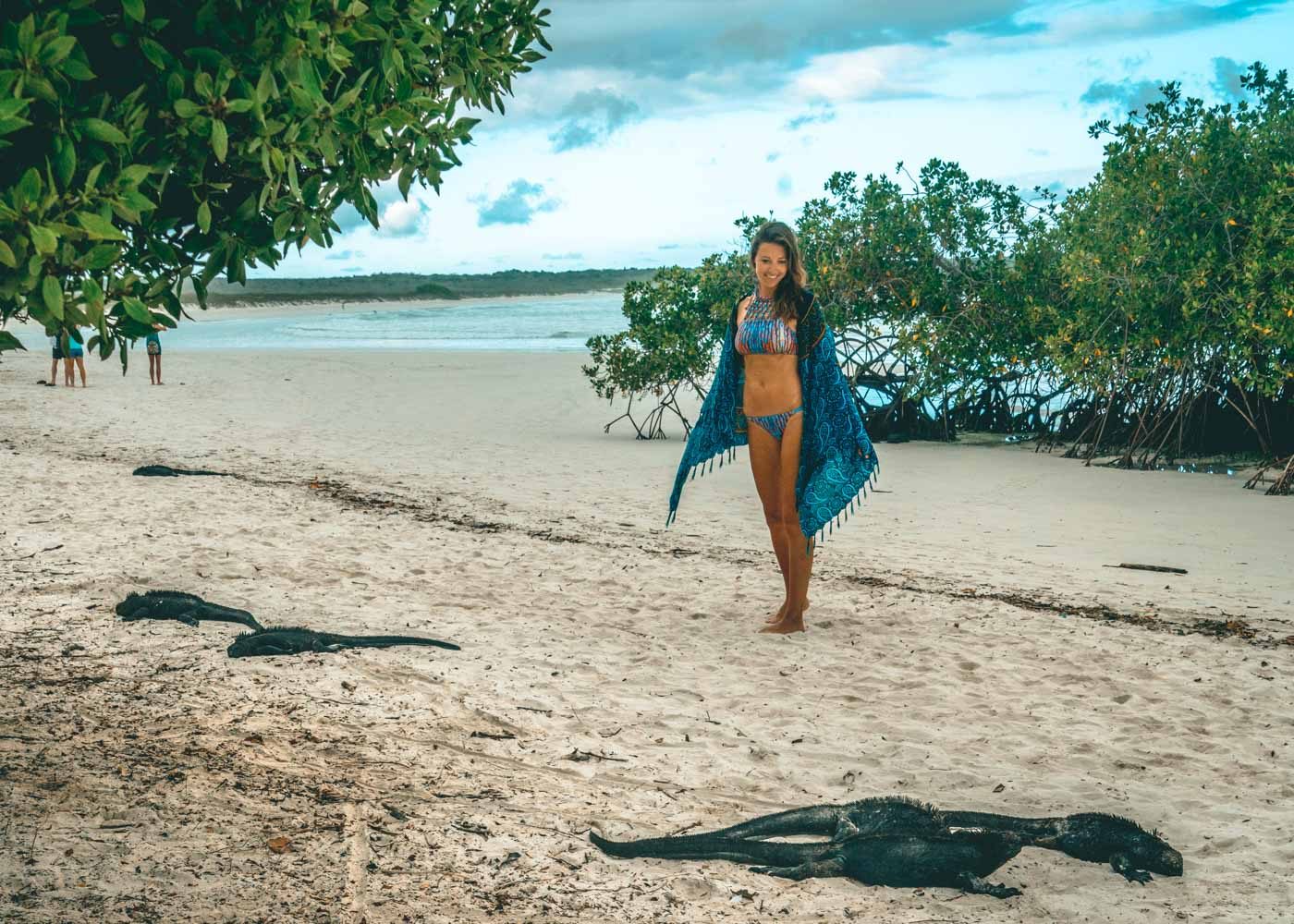 奥克萨娜在加拉帕戈斯群岛的圣克鲁斯岛上穿着生态和平印第奥泳衣