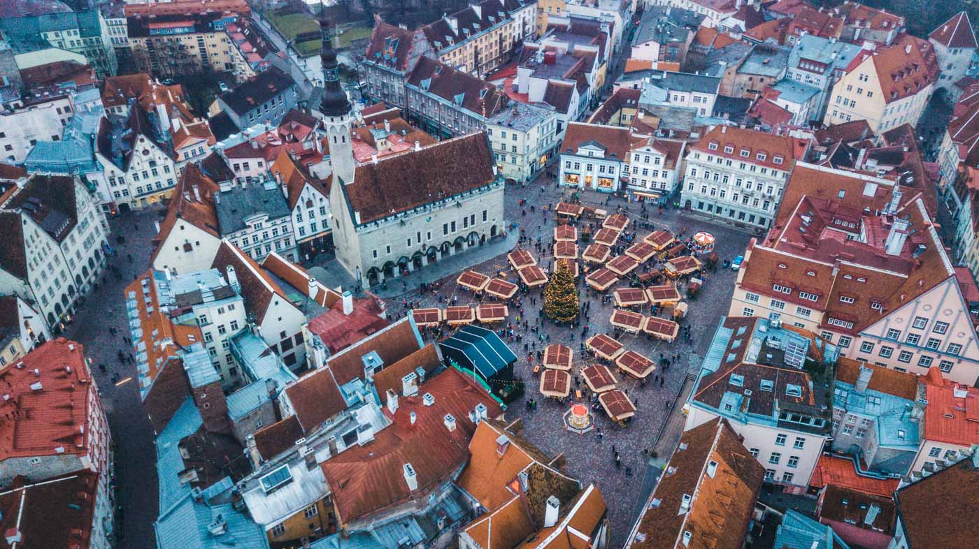 爱沙尼亚塔林老城广场的圣诞市场