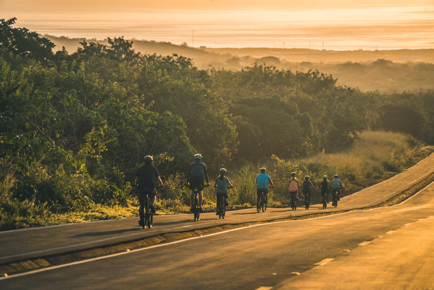 在加拉帕戈斯群岛的圣克里斯托巴尔岛骑日落自行车