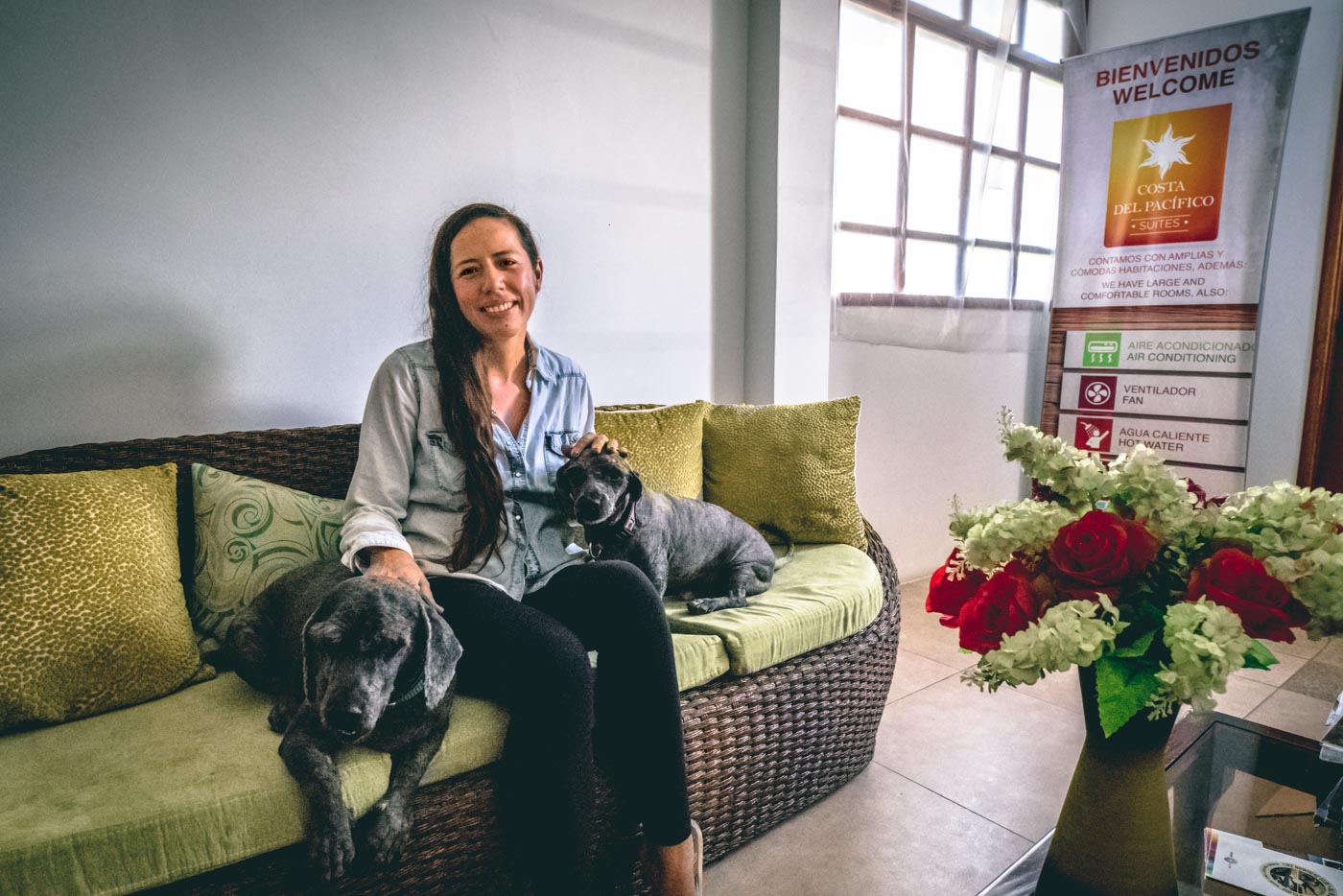 酒店主人索尼娅和她的两条狗住在科斯塔·太平洋菲科酒店