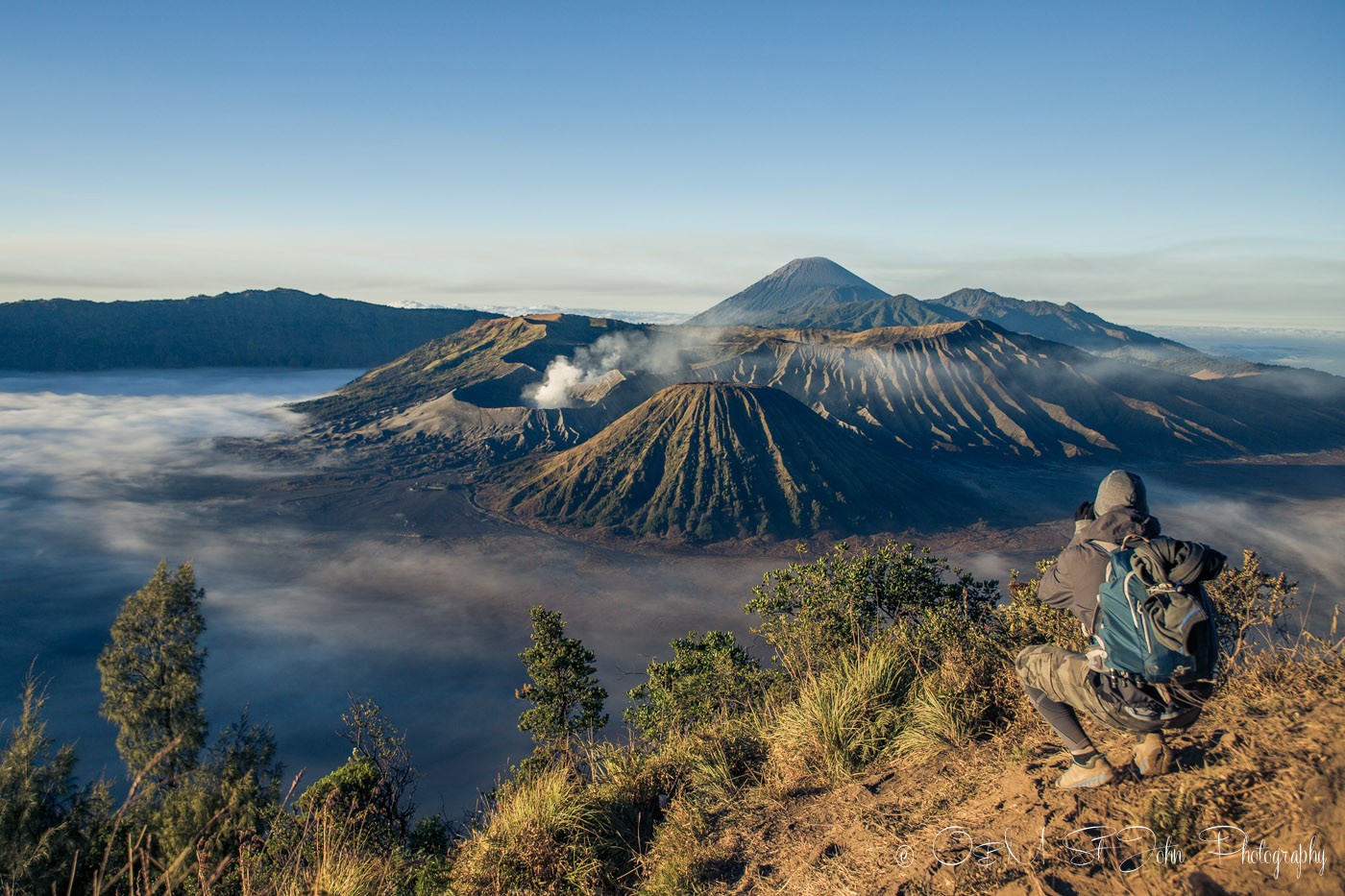 麦克斯在拍布罗默山的照片。印尼