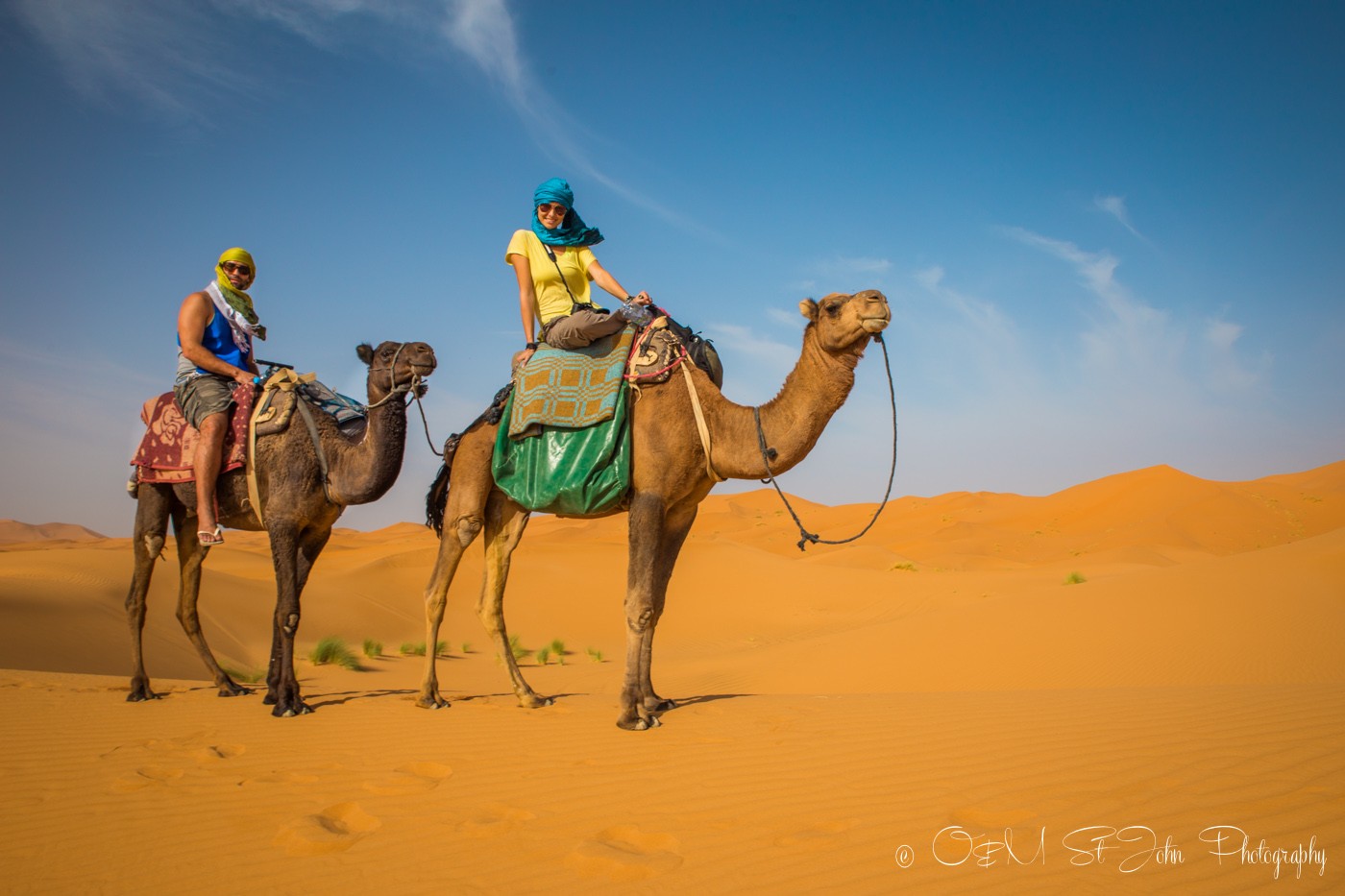 麦克斯和奥克萨娜在撒哈拉沙漠的Erg Chebbi。摩洛哥