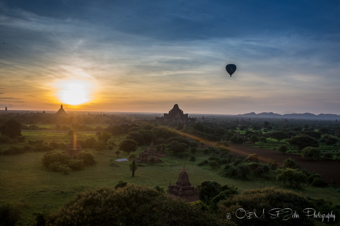 蒲甘日出时的热气球。缅甸