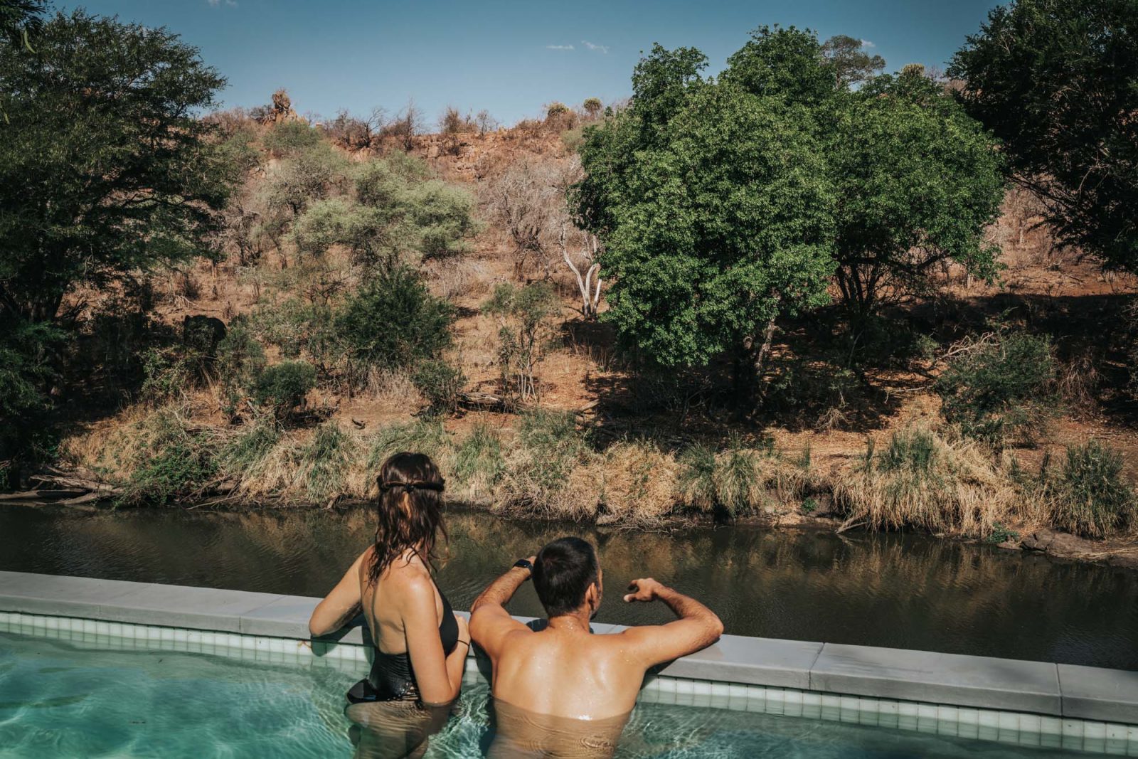 Singita Sweni Lodge的共享游泳池，南非的狩猎小屋