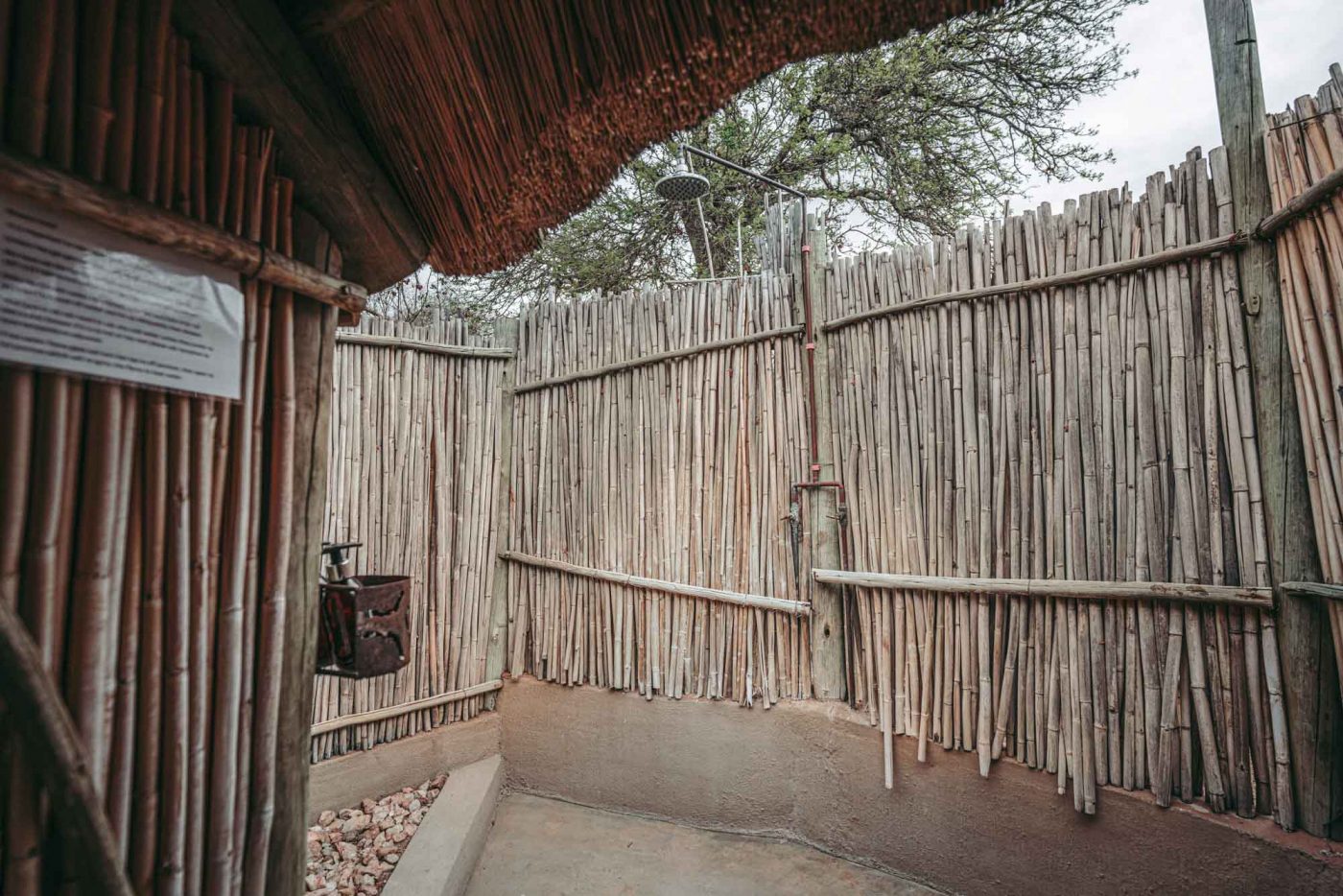 在Umlani丛林营地的小屋内的室外淋浴