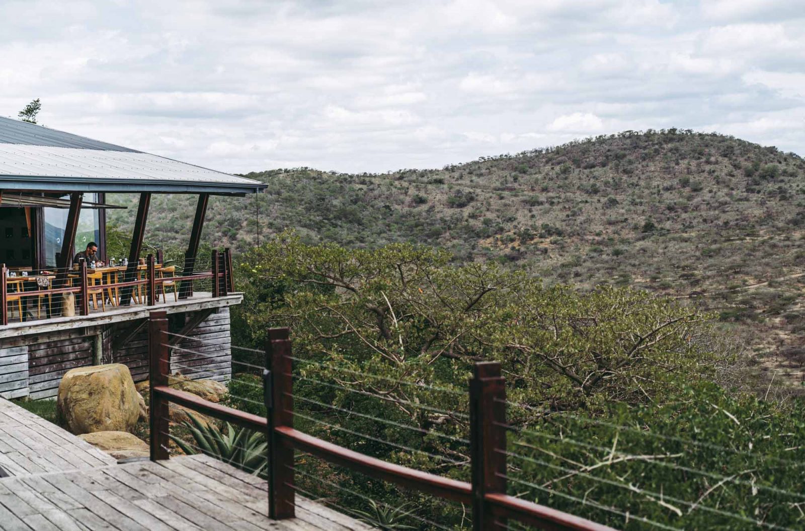 犀牛岭野生旅馆的甲板，位于南非的Hluhluwe iMfolozi国家公园
