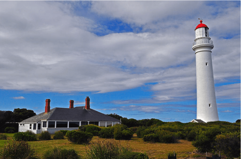Split Point灯塔是一座灯塔，位于澳大利亚维多利亚州大洋路上的一个小镇Aireys Inlet。
