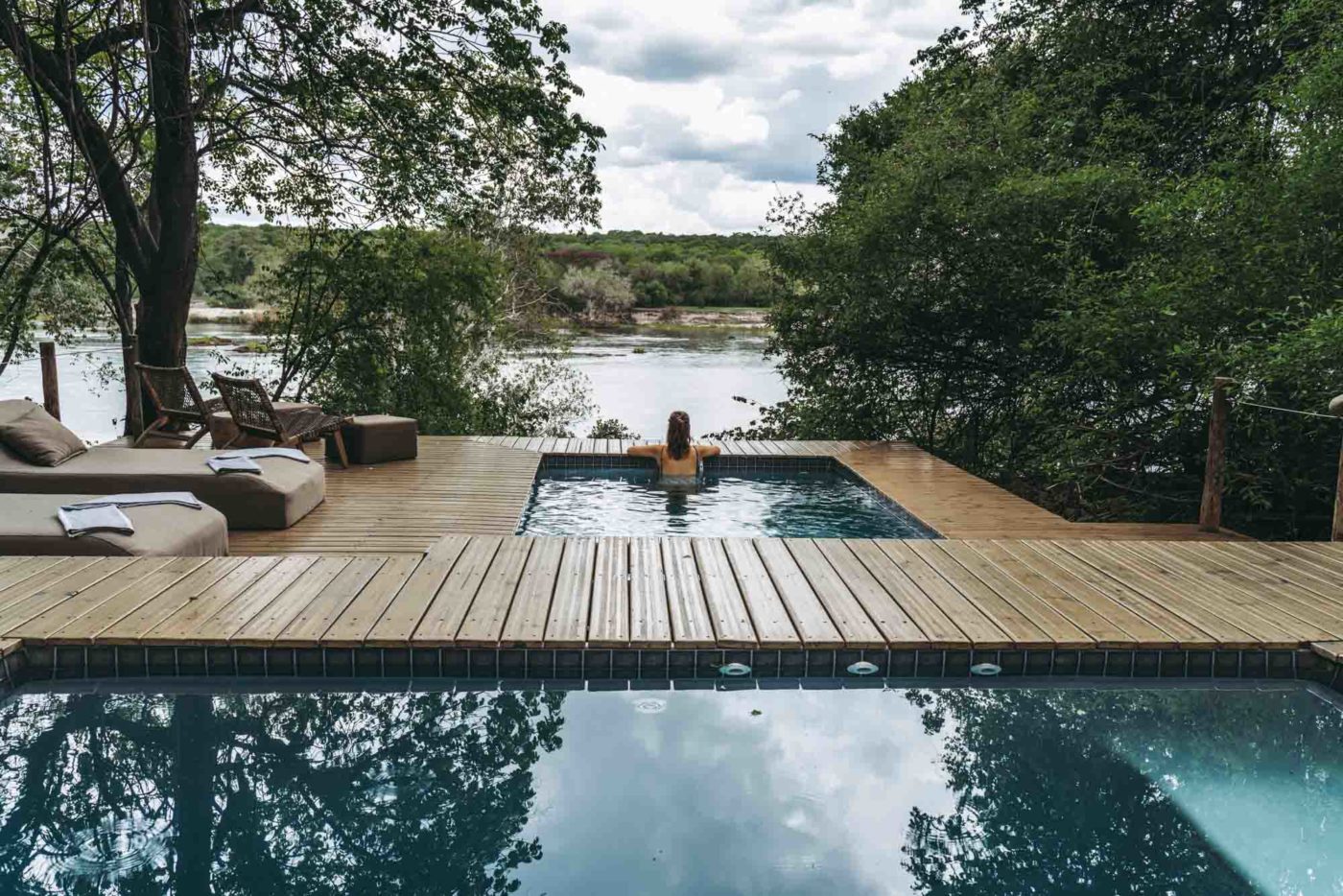 Tsowa Safari岛上俯瞰赞比西河的泳池